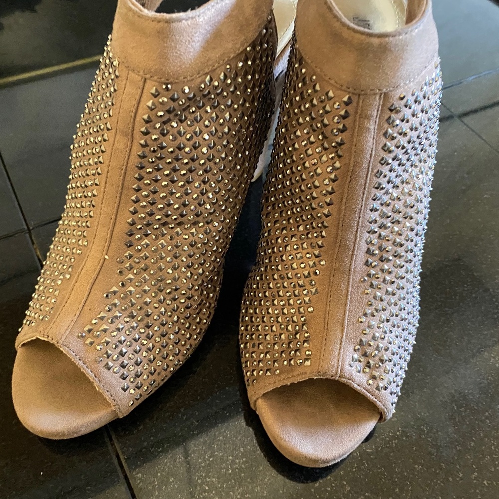 Jennifer Lopez Sasha Blush Heels with studs - Picture 3 of 15